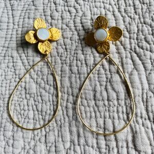 Fashion gold flower drop earrings with mother of pearl accent